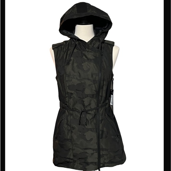blanc noir Jackets & Blazers - NWT Blanc Noir Snap and Zip up Black and Green Camo Vest Size XS